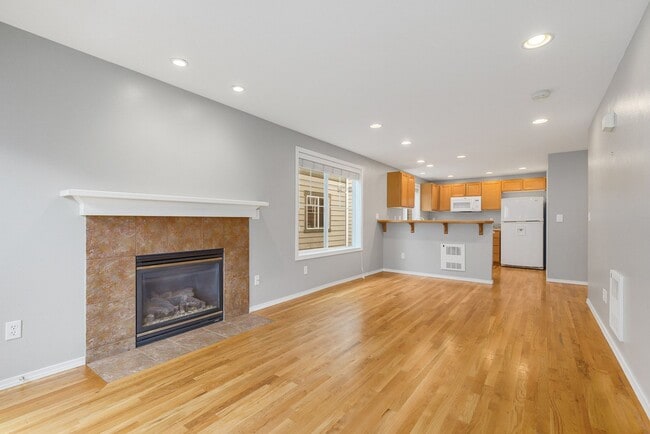 Building Photo - Lake City Townhouse 2 Bedroom 1.5 bath