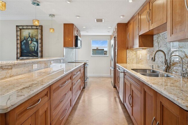Building Photo - 1160 Hillsboro Mile Unit 901