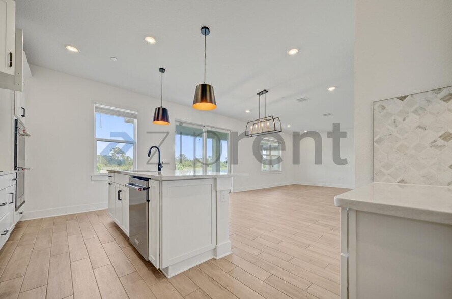 Building Photo - 534 Sun Chaser Dr