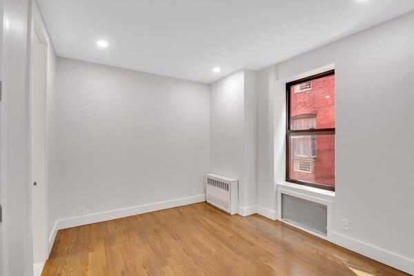 Building Photo - 226 E 25th St