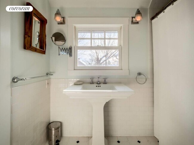 Building Photo - 24 Dale St