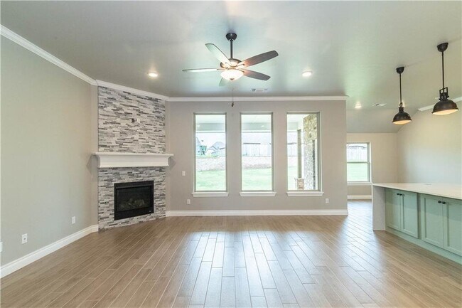 Building Photo - Gorgeous 4 bed 3 bath home in East Edmond-...