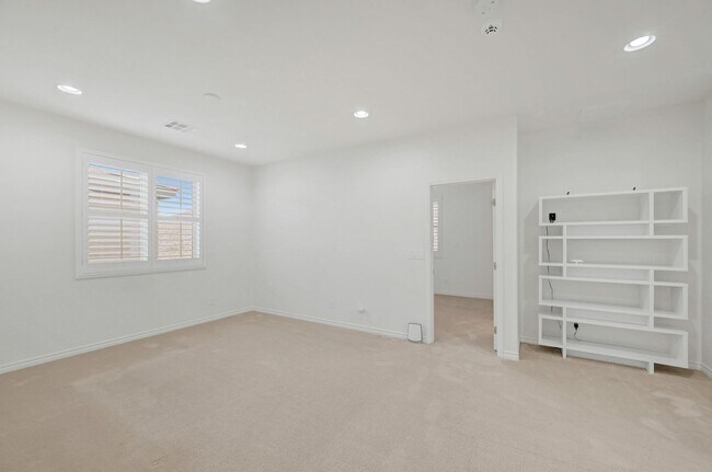 Building Photo - Stunning 4 Bedroom with Mountain Views!