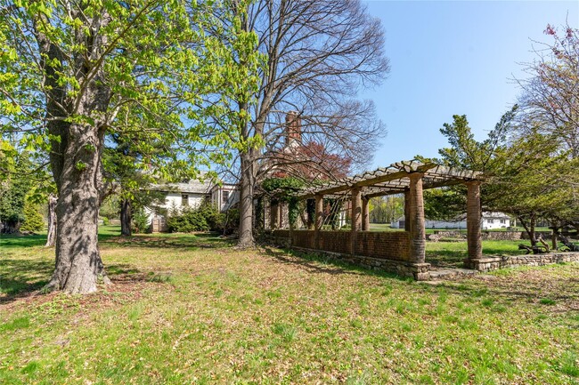 Building Photo - 203 Store Hill Rd