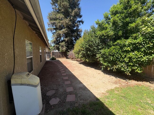 Building Photo - Gorgeous 4 Bedroom in NW Visalia!