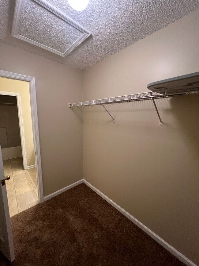 Building Photo - 176 Woodmere Dr
