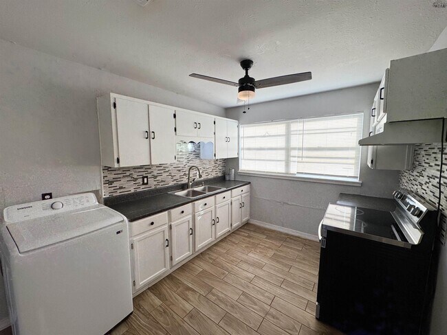 Building Photo - 1504 Red Fox Rd