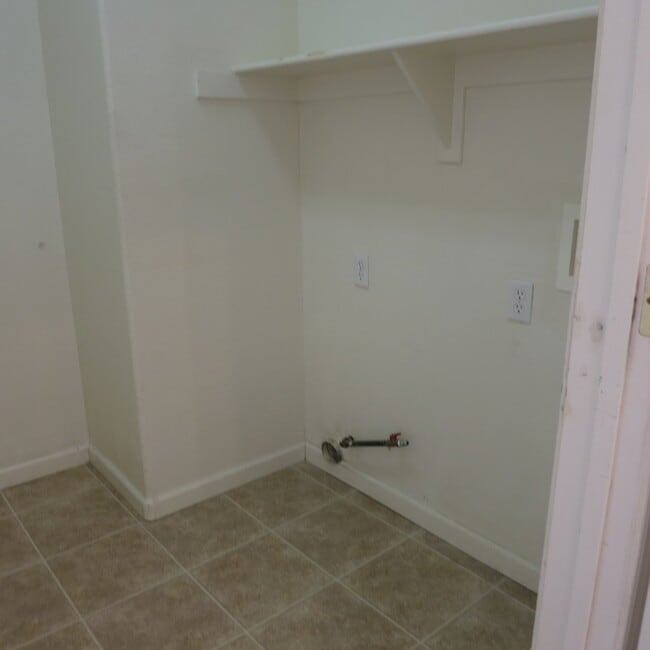 Building Photo - Cozy 3 bedroom