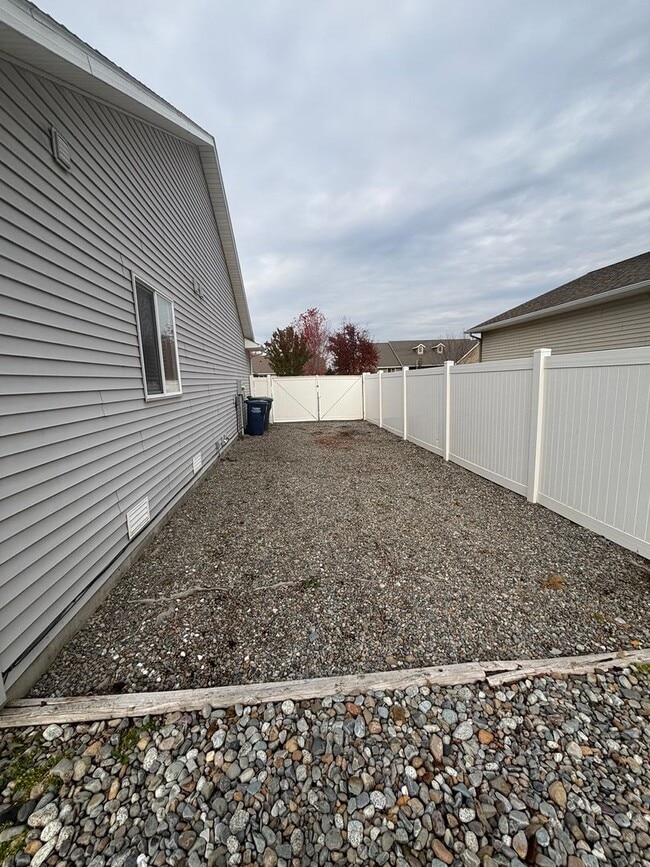 Building Photo - BEAUTIFUL HOME IN THE LANDINGS (APP#59)