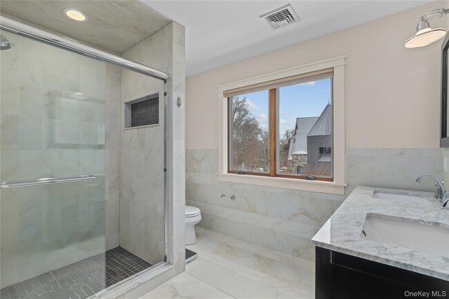 Building Photo - 600 Cantitoe St