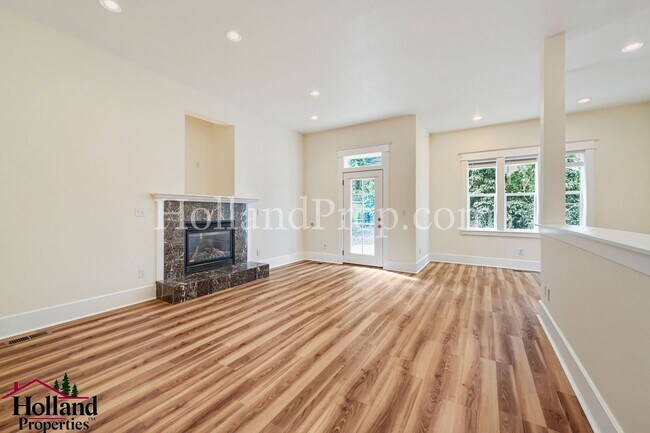 Building Photo - Great, Spacious & Inviting Home in the Heart of Milwaukie! Move-in Special DISCOUNT of $200!!!