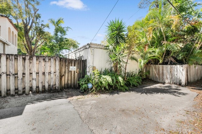 Building Photo - 1217 SE 1st St