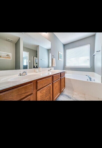 Building Photo - 9841 Carter Dr