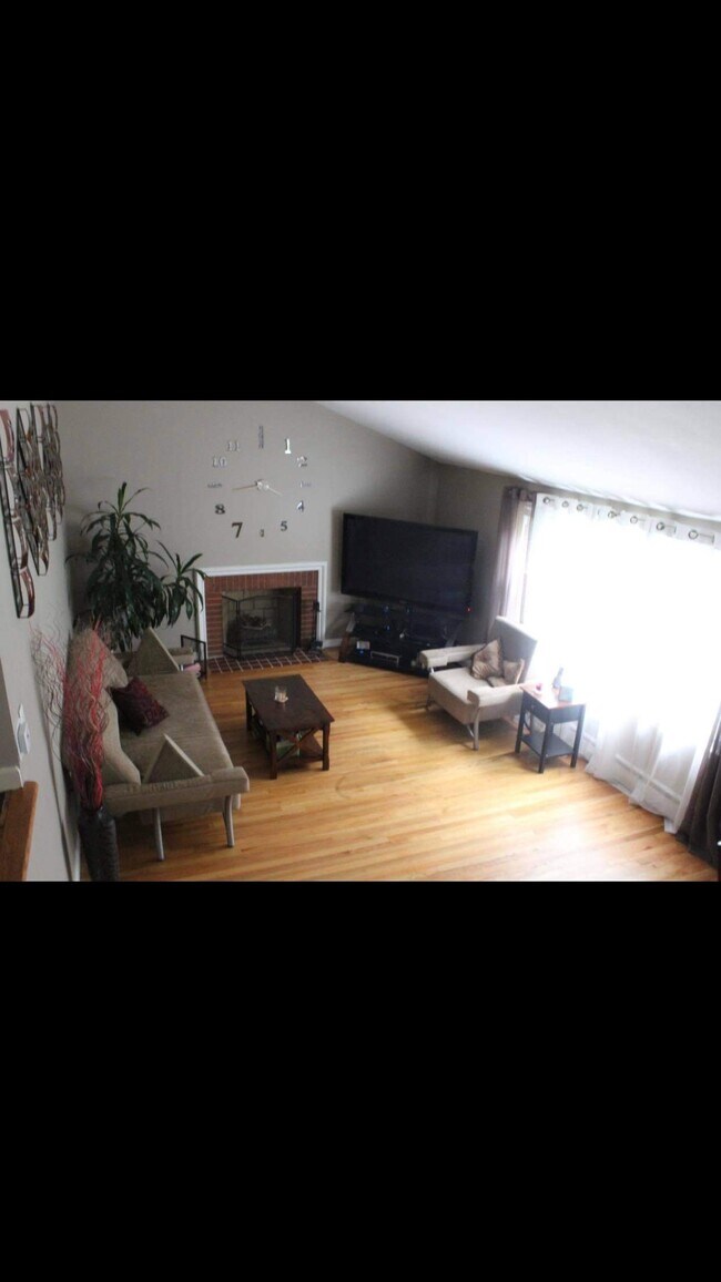 Building Photo - 24 Greenbrier Dr