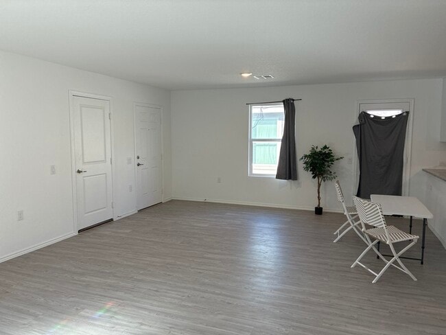 Building Photo - Welcome to this charming 3-bedroom, 2-bathroom home