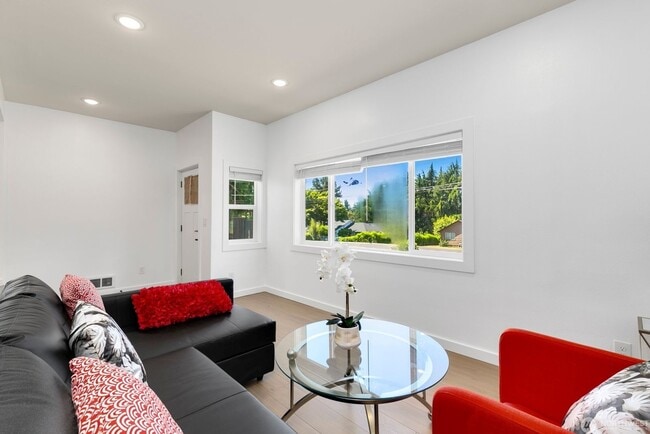Building Photo - Remodeled, move in condition!