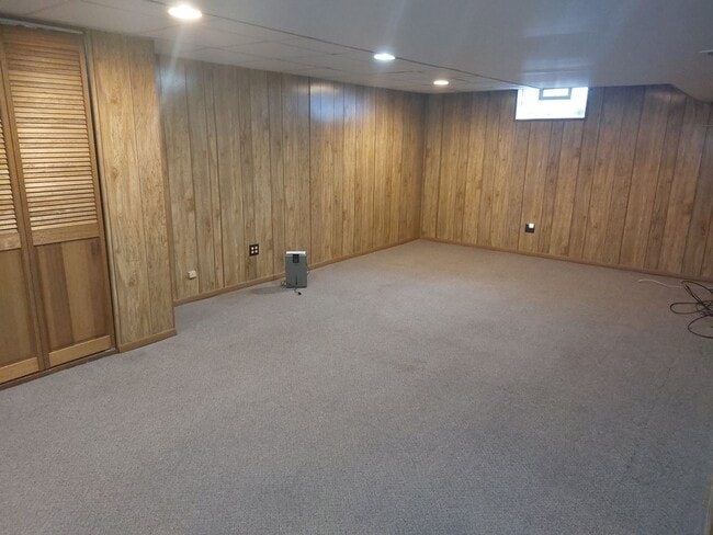 Building Photo - 3 Bedroom 1 1/2 bath brick ranch with 2 ca...
