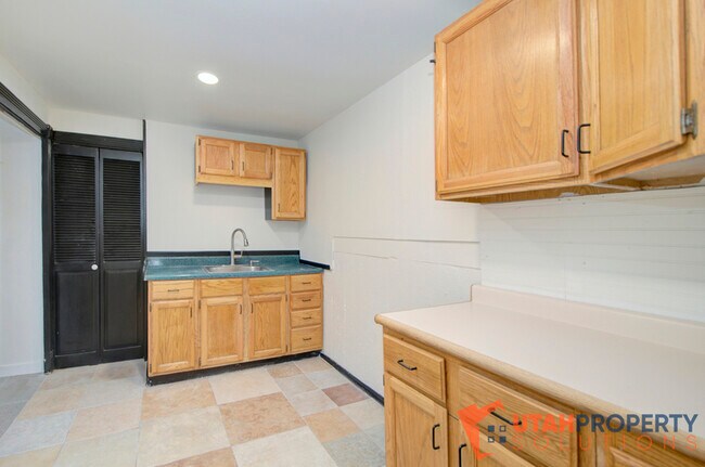 Building Photo - 1048 Pineridge Rd