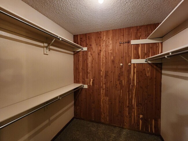 Building Photo - Beautiful 4 Bedroom Home on Cul Du Sac Wit...