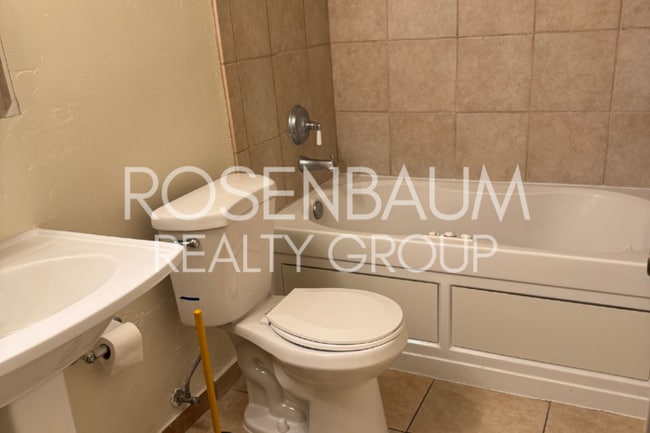 Building Photo - Spacious 1-bed, 1-bath apartment in the he...