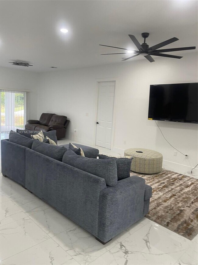 Building Photo - 321 Briggs