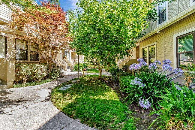 Building Photo - Two Primary Suites w/ Bonus Room l Prime L...