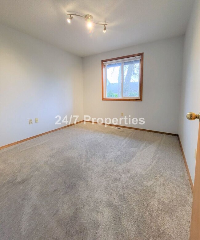 Building Photo - Updated 3BD | 2BA Home with Garage & Large Deck - Hillsboro