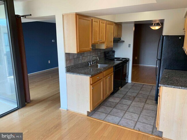 Building Photo - 4500 S Four Mile Run Dr