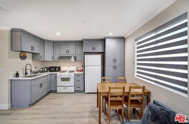 Building Photo - 5843 Vanalden Ave