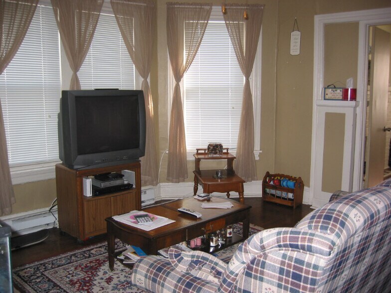 Building Photo - 32 W Elizabeth Ave