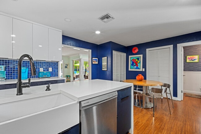 Building Photo - 2325 Barcelona Dr