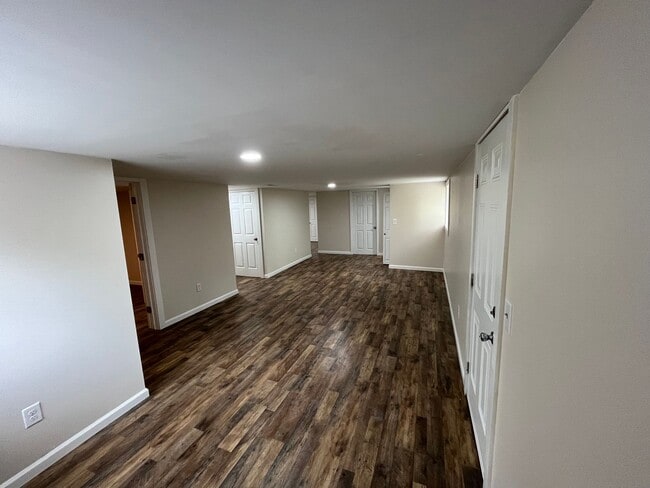 Building Photo - 2 bedroom Basement Apartment