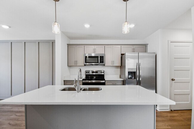 Building Photo - Pet Friendly Three Bedroom!