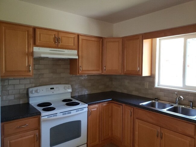 Building Photo - Nice 4 bedroom, 2 bath split level home