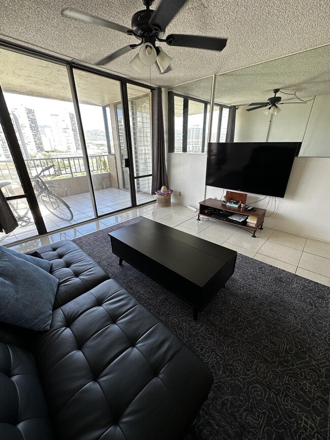 Building Photo - 2121 Ala Wai Blvd