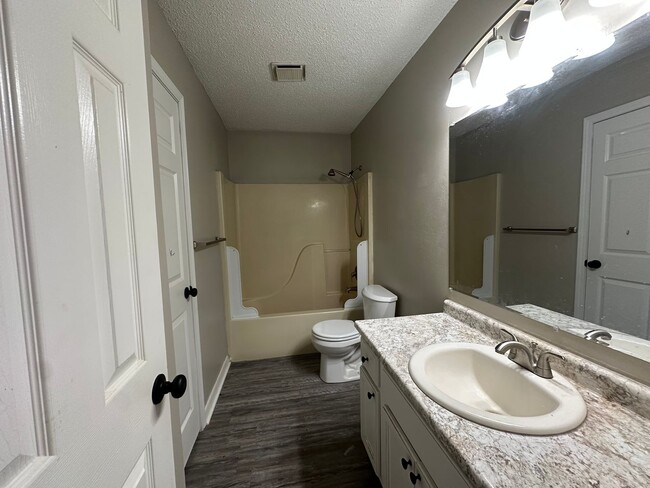 Building Photo - Welcome to this charming 3-bedroom, 1.5-ba...