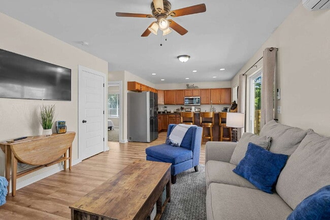 Building Photo - Charming & centrally located- Avail October 1st thru May 31st.