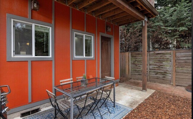 Building Photo - 2716 SE Roswell St