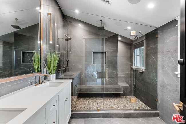 Building Photo - 13339 Margate St