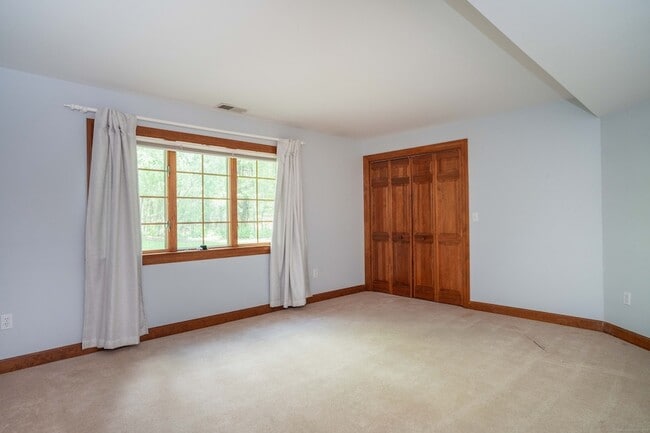 Building Photo - 3 Eton Pl