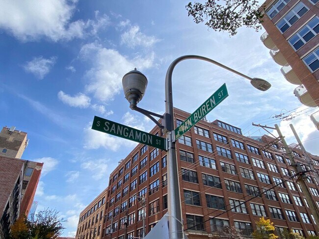 Building Photo - 933 W Van Buren St