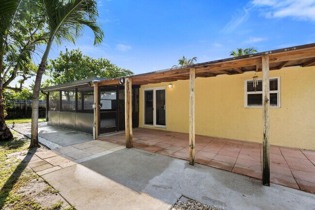 Building Photo - 607 W Perry St