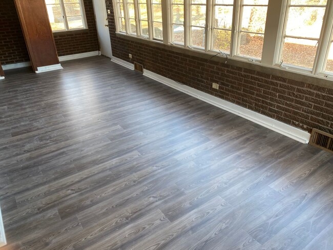 Building Photo - 606 W Cherry St