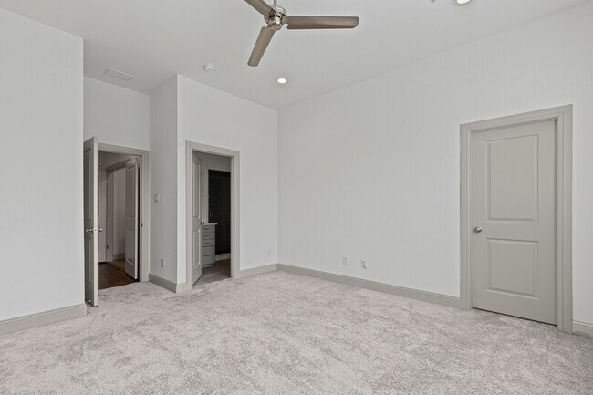 Building Photo - 3132 Wayside Ave