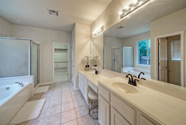 Building Photo - 2616 Henley Dr