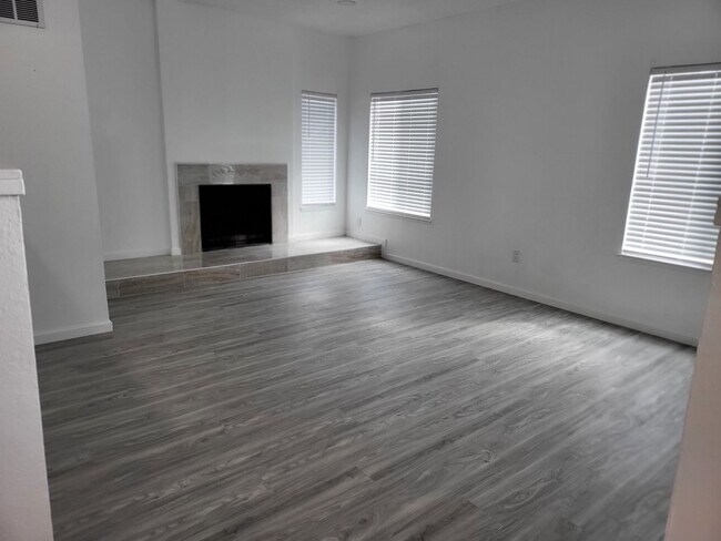 Building Photo - Beautifully remodeled 3 bedroom, 2 bath Home with bonus room