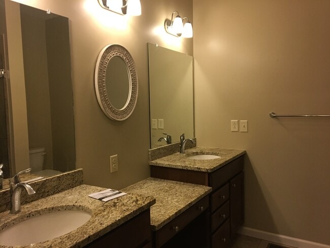 Building Photo - 3 Bedroom, 3 1/2 Bath Condo