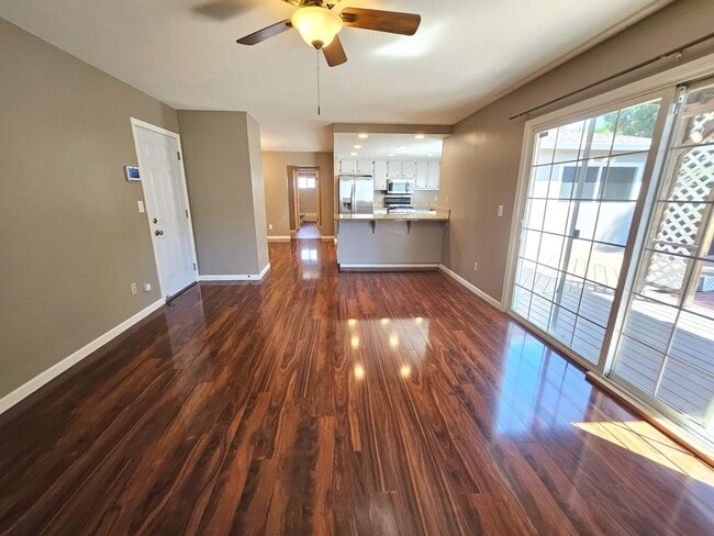Building Photo - Beatifully updated 3 bedroom, 2 bath home ...