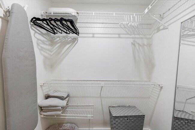 Building Photo - 1820 E Morten Ave