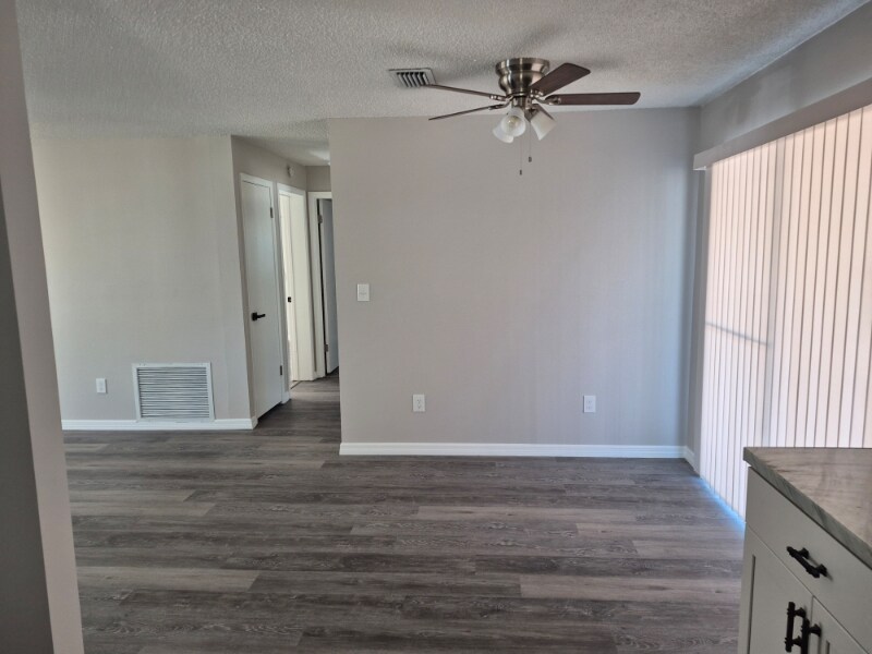 Building Photo - 2131 W Greenway Pl